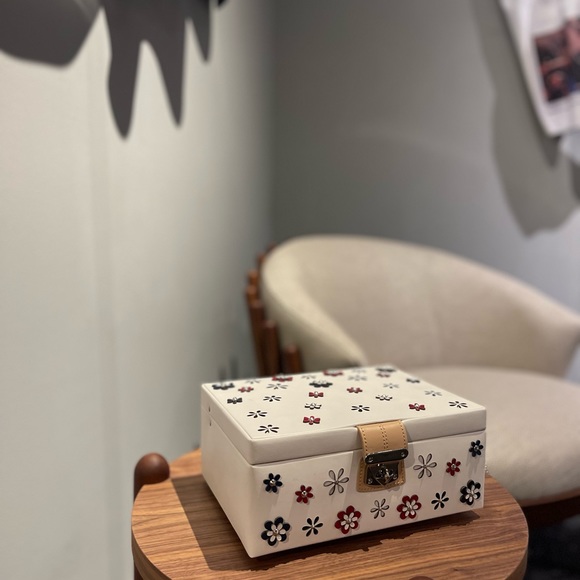 WOLF - Blossom Leather Jewelry Box - Picture 7 of 7